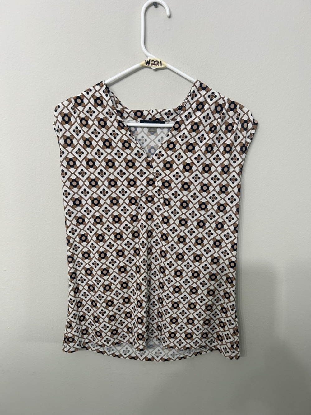Tommy Hilfiger Sleeveless V-Neck Geometric Print Top in White and Brown L